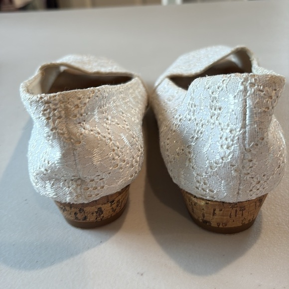 Aerosols - Peep-Toe Women's Shoe.  Flats. Size 8.  White lace - Picture 9 of 13